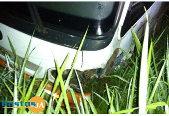 Acidente foi na SP-294, em Iacri, envolvendo ônibus da Prefeitura de Adamantina, com pacientes que seguiam para Marília, em um carro VW Polo (Foto: Site Bastos Já).