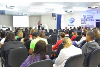 Profa. Marília dá as boas-vindas a alunos e profissionais da área durante 29ª Semana da Enfermagem (Foto: Priscila Caldeira)