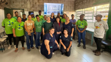 Alunas de enfermagem da FAI orientam sobre segurança no trabalho na cooperativa de reciclagem