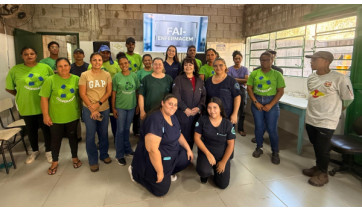 Alunas de enfermagem da FAI orientam sobre segurança no trabalho na cooperativa de reciclagem