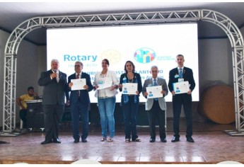 Governador do D4510 do RI, Mauricio de Agostinho Antonio (à esquerda) durante entrega de certificados aos palestrantes do Seminário (Foto: Assessoria de Imprensa/ Rotary Club de Adamantina).