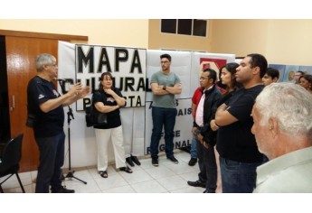 Jurados avaliam e conversam com artistas da região em Presidente Epitácio (Foto: Cedida)