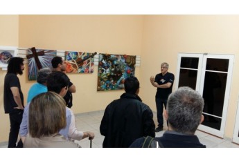 Jurados avaliam e conversam com artistas da região em Presidente Epitácio (Foto: Cedida).