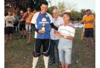 Goleiro menos vazado, Danilo, recebendo o troféu (Foto: cedida).