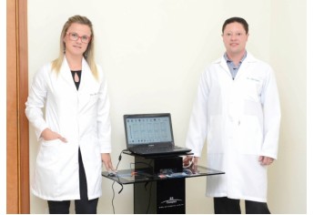 Os médicos Dra. Ana Carolina Natera Passoni e Dr. Alex Saurin  trazem o ES Complex para a região, na TotalVida Policlínica, em Adamantina (Foto: Divulgação).