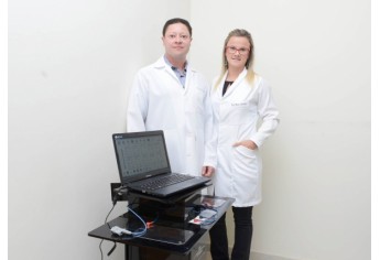 Dr. Alex Saurin e Dra. Ana Carolina Natera Passoni, da Total Vida Policlínica, disponibilizam o multiscan Es Complex para Adamantina e região (Foto: Divulgação).
