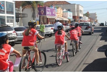 Atividades da Escolinha de Ciclismo com crianças do Lar Cristão de Adamantina (Foto: Cedida/Polícia Militar).
