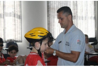 Atividades da Escolinha de Ciclismo com crianças do Lar Cristão de Adamantina (Foto: Cedida/Polícia Militar).