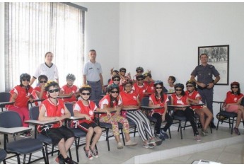 Atividades da Escolinha de Ciclismo com crianças do Lar Cristão de Adamantina (Foto: Cedida/Polícia Militar).