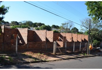 Obras paradas, na construção de unidade de saúde do programa saúde da família (Estratégia em Saúde da Família), no Jardim Brasil, distante cerca de 300 metros do local onde agora anunciou a construção de um posto de saúde.