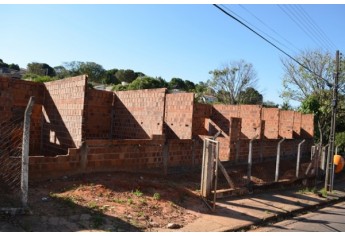 JARDIM BRASIL: Obras para construção de unidade básica de saúde são as mais atrasadas (Foto: Acácio Rocha)