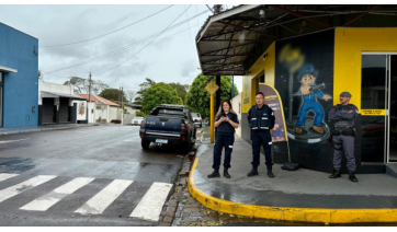 Blitz flagra 21 infrações de trânsito em cruzamento com conversão à esquerda proibida
