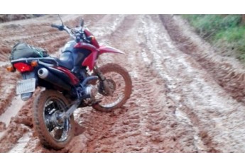 Motocicletas também passam dificuldades nos trechos (Foto: Reprodução/Facebook).