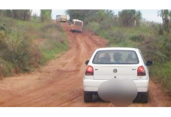 Ônibus, micro-ônibus e veículos sofrem para transitar (Foto: Reprodução/Facebook).