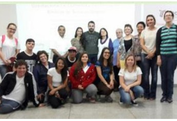 Elvis e Camila entre estudantes e alguns de seus ex-professores (Foto: Cedida).