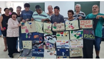 Oficina de colcha de retalhos aos usurios do Centro de Ateno Psicossocial de Adamantina (CAPS) foi uma das atividades da programao (Acervo Pessoal).