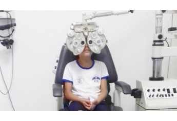 As crianças passaram com consultas com médico oftalmologista e aqueles que necessitaram, receberam a doação de óculos (Foto: Assessoria de Imprensa).