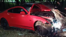 Condutor perde controle de Ford Mustang, que fica danificado após atingir alambrado 
