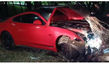 Condutor perde controle de Ford Mustang, que fica danificado após atingir alambrado 