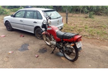 Moto usada pelo adolescente, após colidir com veículo que estava estacionado, em rua do bairro (Foto: Polícia Militar/Cedida).