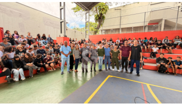 PM demonstra funcionamento do botão do pânico do app SP Mulher Segura em escola de Adamantina