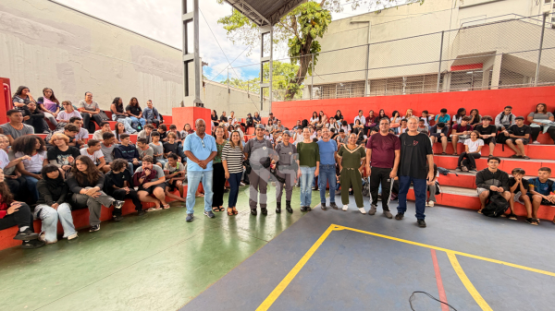 PM demonstra funcionamento do botão do pânico do app SP Mulher Segura em escola de Adamantina