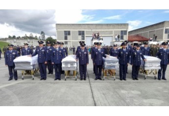 Corpos dos mortos no acidente com o avião do Chapecoense são embarcados em avião da FAB com destino ao Brasil (Foto: Fuerza Aerea Colombianaminutos).