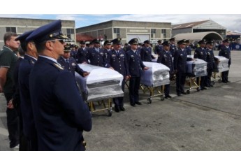 Corpos dos mortos no acidente com o avião do Chapecoense são embarcados em avião da FAB com destino ao Brasil (Foto: Fuerza Aerea Colombianaminutos).