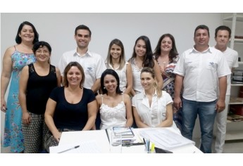 Equipe mobilizada para os atendimentos, na carreta e pós, ajustando detalhes do trabalho (Foto: Assessoria de Imprensa da FAI).