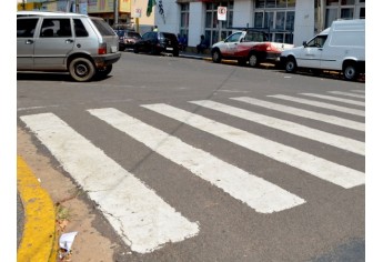Retorno em cruzamento onde há faixa de pedestre é proibido, com multa e infração gravíssima (Foto: Acácio Rocha)