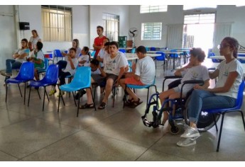 Alunos do curso de Farmácia da UniFAI promoveram ação sobre higiene pessoal na APAE de Adamantina na tarde desta quarta-feira, 29. (Foto: Daniel Torres)