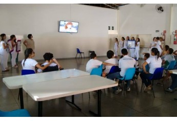 Alunos do curso de Farmácia da UniFAI promoveram ação sobre higiene pessoal na APAE de Adamantina na tarde desta quarta-feira, 29. (Foto: Daniel Torres)