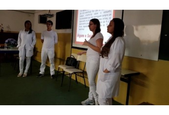 Alunos de Farmácia levam palestras educativas para estudantes da Escola Helen Keller (Foto: Unifai).