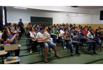Alunos de Farmácia levam palestras educativas para estudantes da Escola Helen Keller (Foto: Unifai).