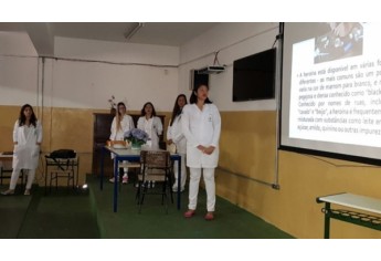 Alunos de Farmácia levam palestras educativas para estudantes da Escola Helen Keller (Foto: Unifai).
