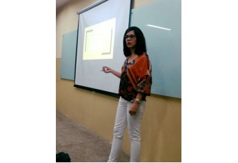 Psicóloga Ana Paula Malheiros dos Santos realiza palestra para estudantes da Fatec Adamantina (Foto: Cedida/Fatec).