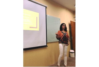 Psicóloga Ana Paula Malheiros dos Santos realiza palestra para estudantes da Fatec Adamantina (Foto: Cedida/Fatec).