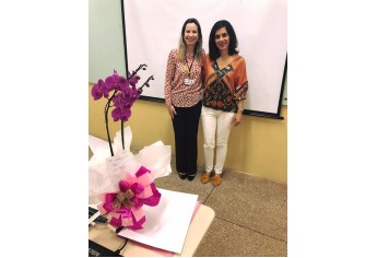 Psicóloga Ana Paula Malheiros dos Santos realiza palestra para estudantes da Fatec Adamantina (Foto: Cedida/Fatec).