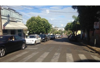 Filas para abastecer os veículos, na tarde desta terça-feira, em Adamantina (Foto: Cedida).