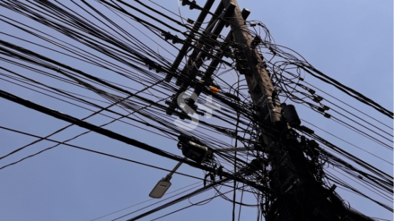 Adamantina propõe alteração em lei e endurece regras contra fios e cabos soltos nos postes