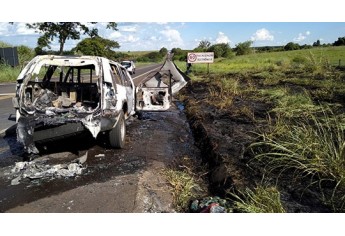 Viatura ficou totalmente destruída com o incêndio (Foto: Reprodução/Site Jorge Zanoni).