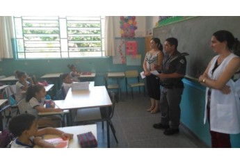 Atividade realizada em escola de Flora Rica (Foto: Cedida/PM).
