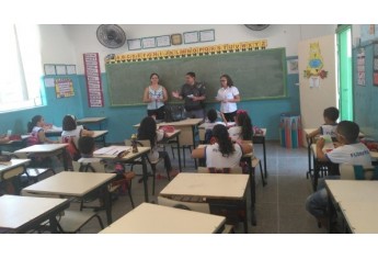 Atividade realizada em escola de Flora Rica (Foto: Cedida/PM).