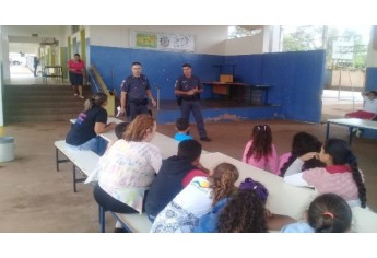 Atividade realizada em escola de Flórida Paulista (Foto: Cedida/PM).