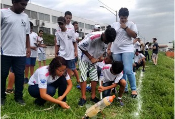 A criatividade, aliada ao conhecimento, conduziu os estudantes na produção de seus foguetes e também das bases de lançamento. Cerca de 28 equipes participaram do evento, dividido em quatro categorias (Foto: UniFAI).