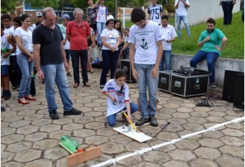 A criatividade, aliada ao conhecimento, conduziu os estudantes na produção de seus foguetes e também das bases de lançamento. Cerca de 28 equipes participaram do evento, dividido em quatro categorias (Foto: UniFAI).