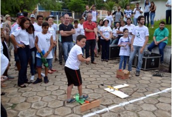 A criatividade, aliada ao conhecimento, conduziu os estudantes na produção de seus foguetes e também das bases de lançamento. Cerca de 28 equipes participaram do evento, dividido em quatro categorias (Foto: UniFAI).