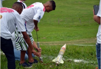 A criatividade, aliada ao conhecimento, conduziu os estudantes na produção de seus foguetes e também das bases de lançamento. Cerca de 28 equipes participaram do evento, dividido em quatro categorias (Foto: UniFAI).