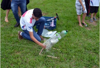 A criatividade, aliada ao conhecimento, conduziu os estudantes na produção de seus foguetes e também das bases de lançamento. Cerca de 28 equipes participaram do evento, dividido em quatro categorias (Foto: UniFAI).