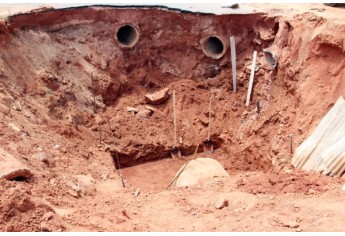 Bueiro foi rompido e formou uma cratera (Foto: Cedida).